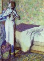 Niña trenzando su cabello 1894 Edgar Degas